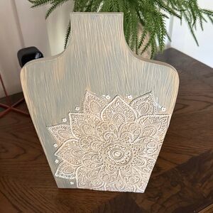 Decorative Stand with Intricate Design for Necklace Storage and Display